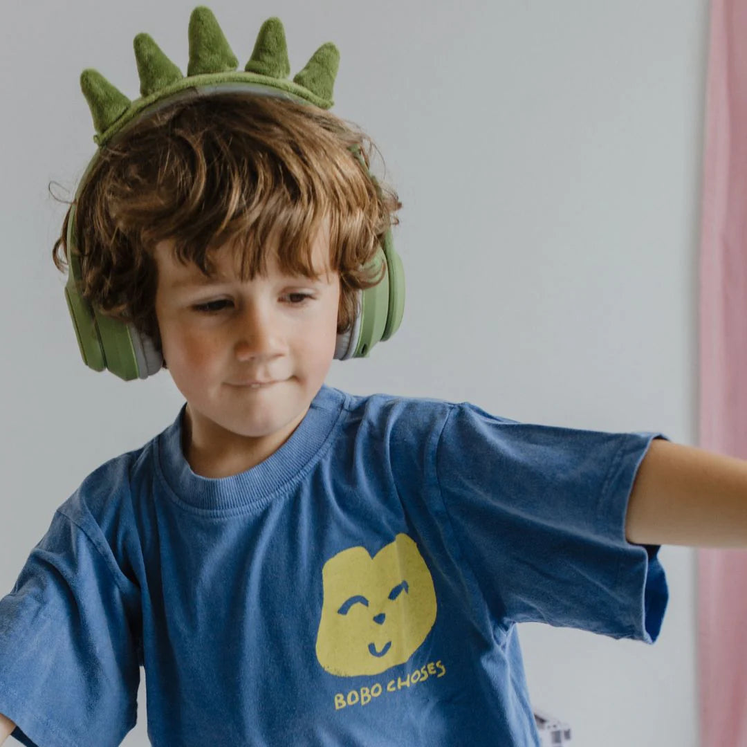 Criança a usar os auscultadores KIDYEARS com orelhas de animais, modelo Bluetooth com volume limitado a 85 dB