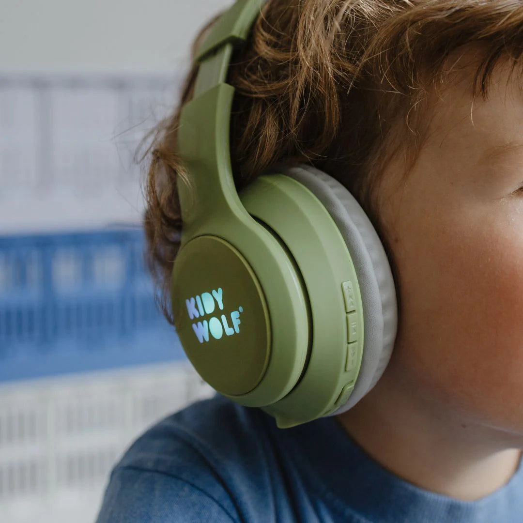 Criança a usar os auscultadores KIDYEARS com orelhas de animais, modelo Bluetooth com volume limitado a 85 dB.