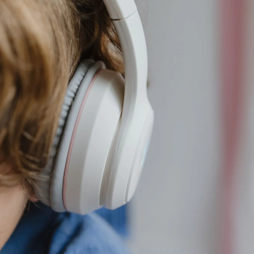 Auscultadores infantis KIDYEARS com orelhas de animais magnéticas em tons pastel, design divertido e seguro, disponíveis na Lolla Kids