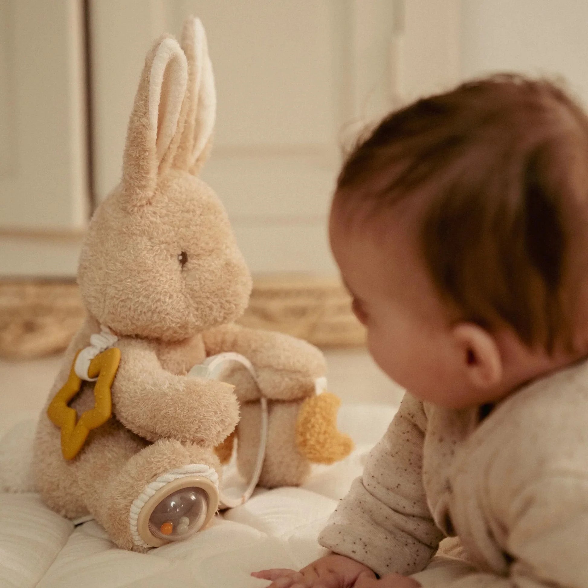 Coelho de Actividades Baby Bunny da Little Dutch na Lolla Kids