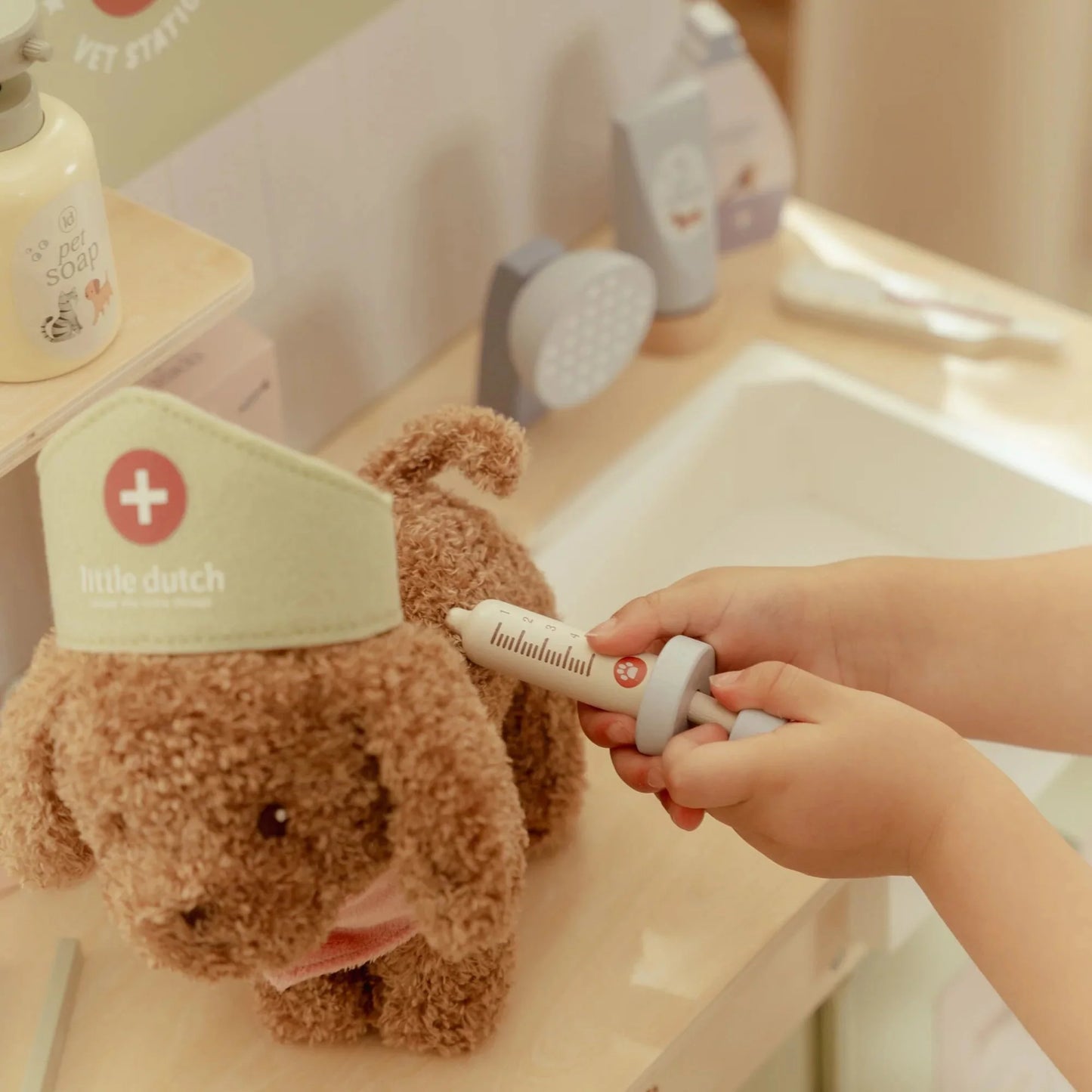 Cão de Peluche Jackie na Mala Rosa | Little Dutch | Lolla Kids