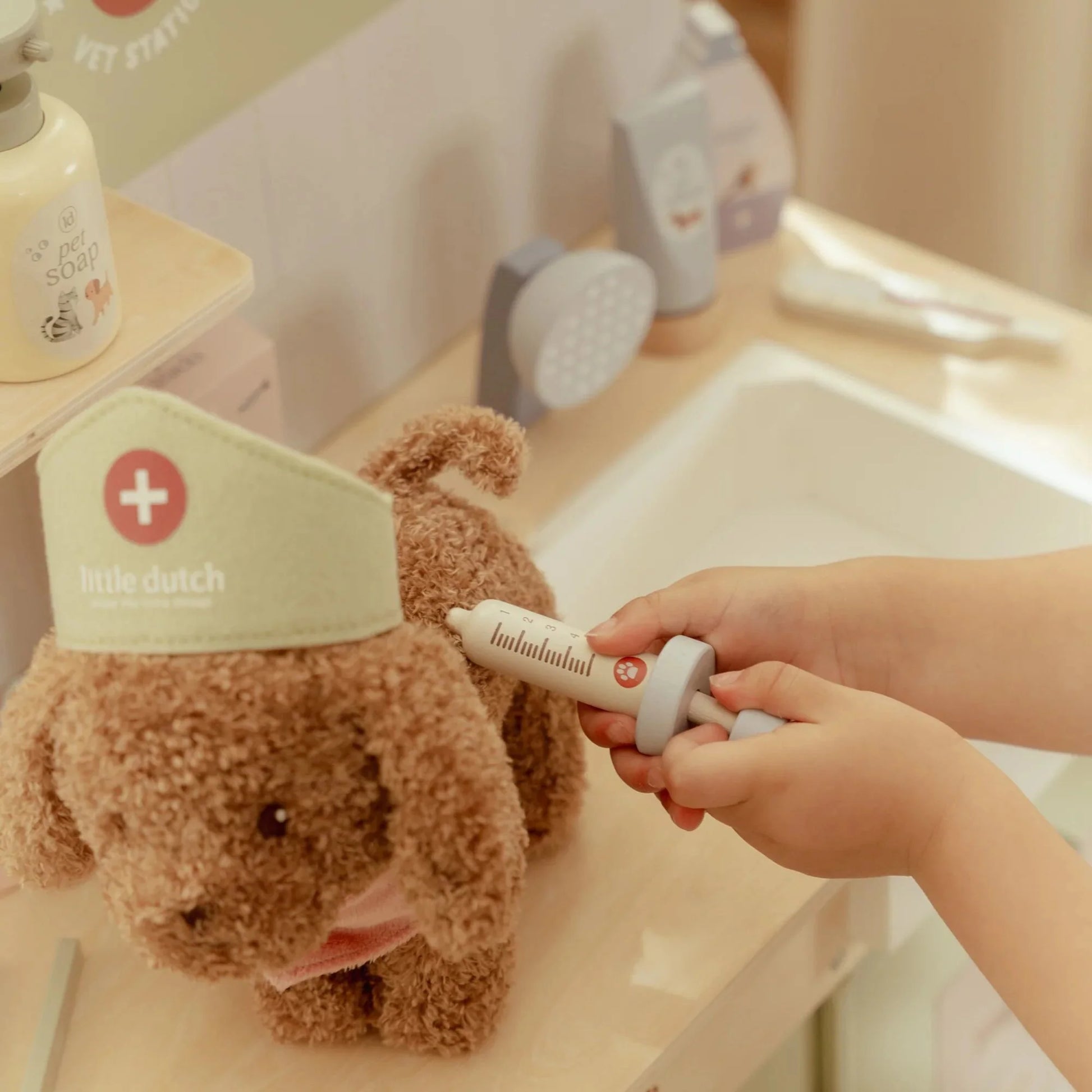 Cão de Peluche Jackie na Mala Rosa | Little Dutch | Lolla Kids