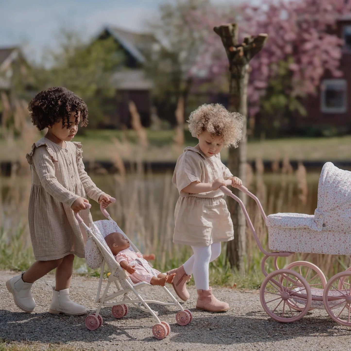 Crianças a passear com o Carrinho de Passeio para Bonecas Soft Flowers