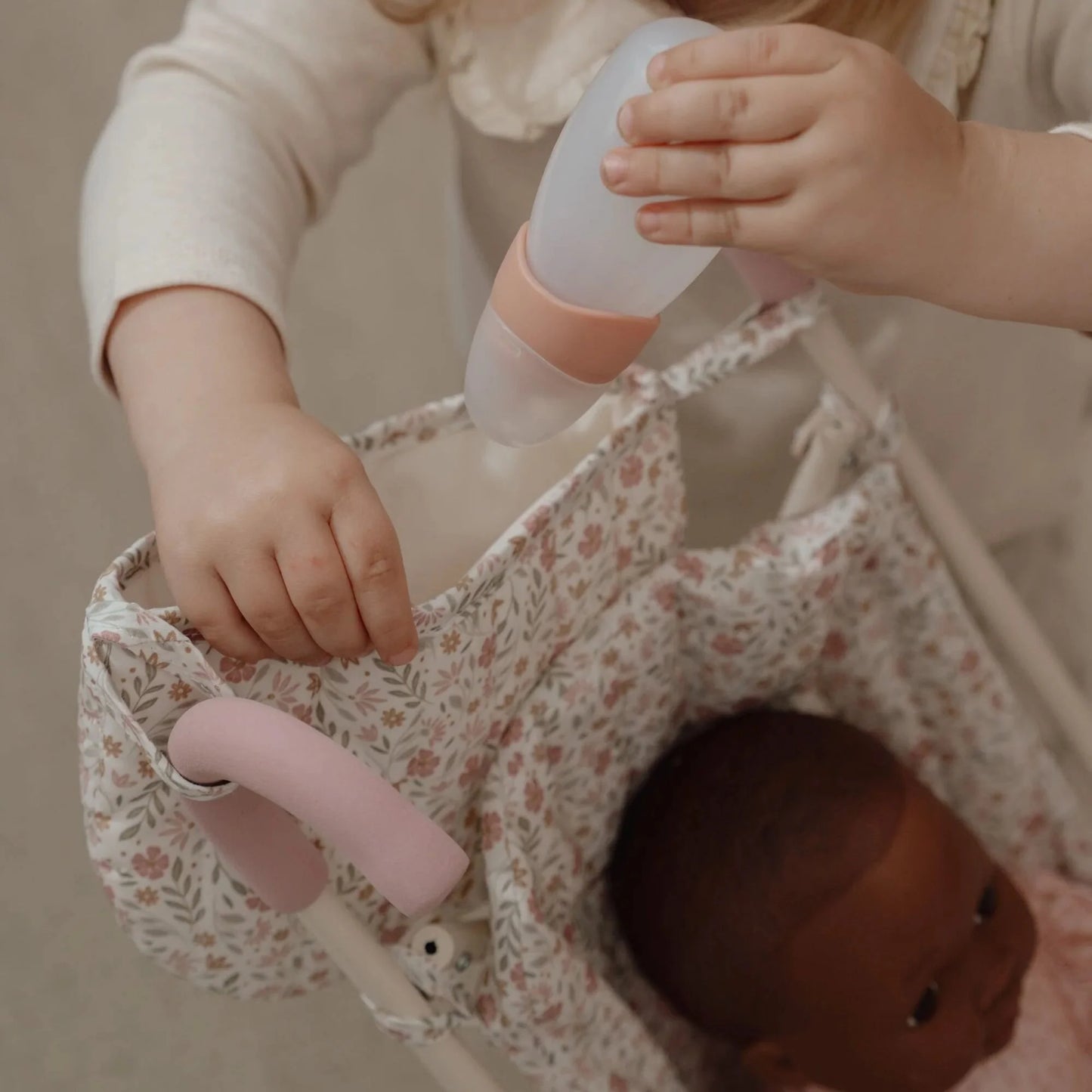 Carrinho de Passeio para Bonecas Soft Flowers com outro acessório, mala maternidade