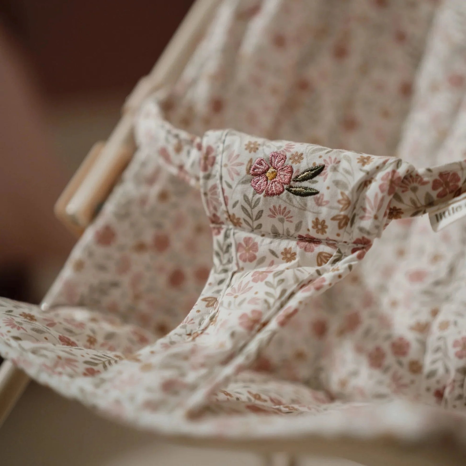 Pormenor frontal do Carrinho de Passeio para Bonecas Soft Flowers