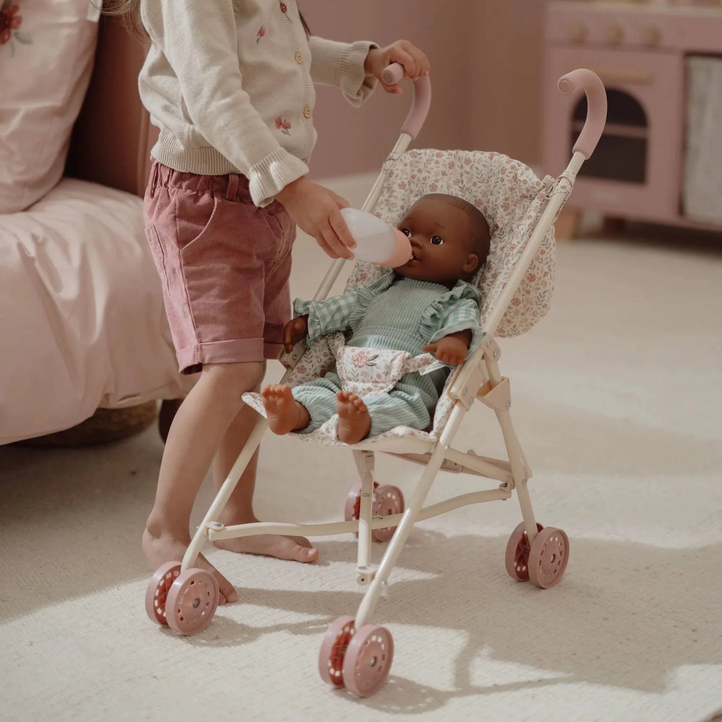 Criança a brincar com boneca no Carrinho de Passeio para Bonecas Soft Flowers
