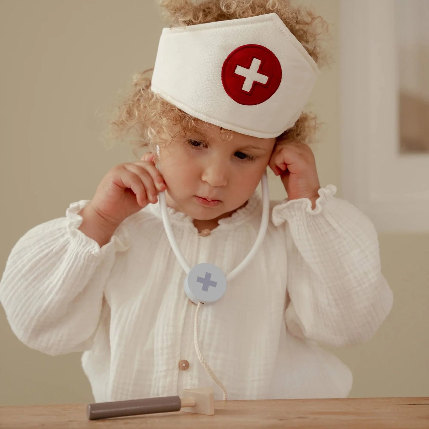 criança a brincar com kit de médico little dutch