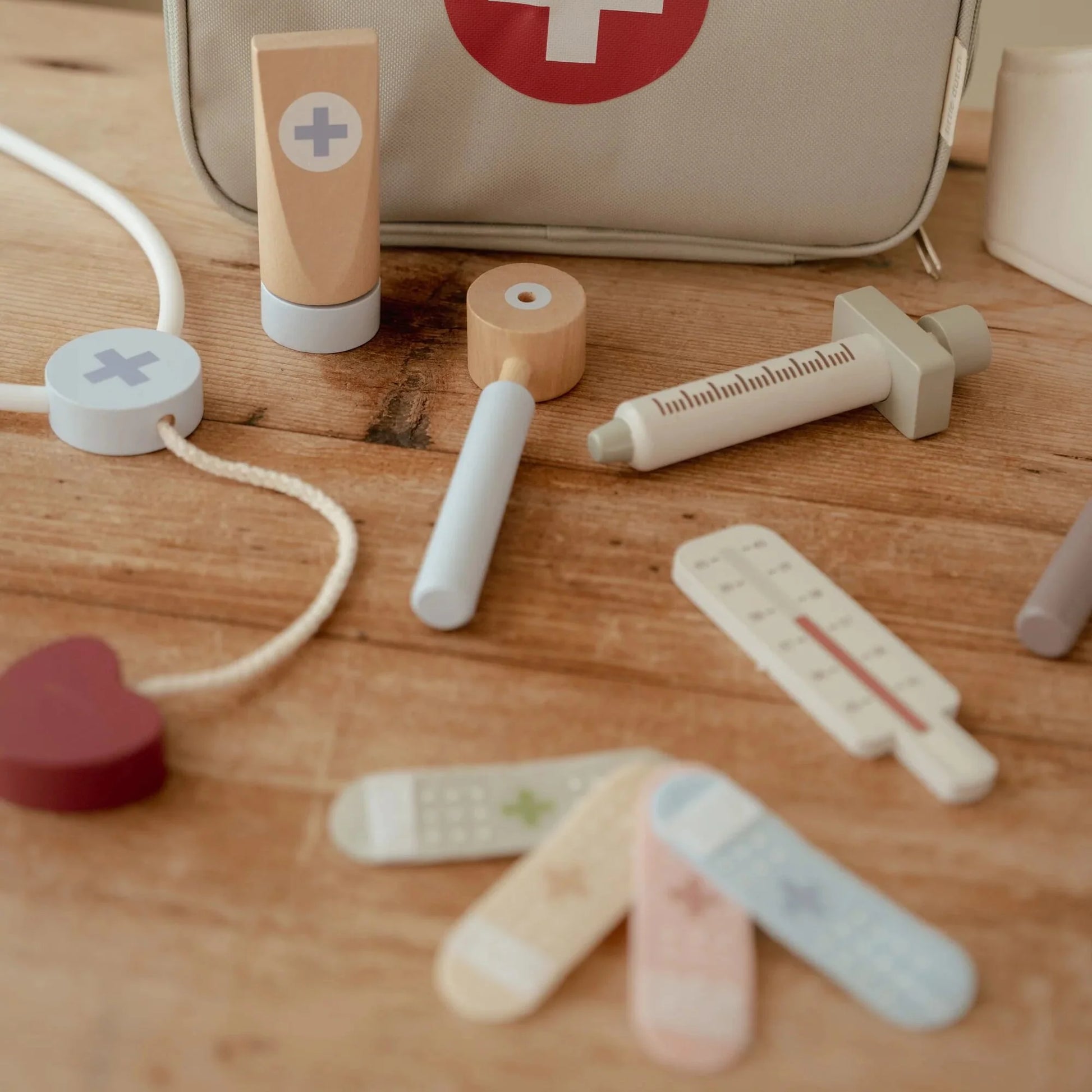 detalhes do estetoscópio e termómetro de madeira little dutch