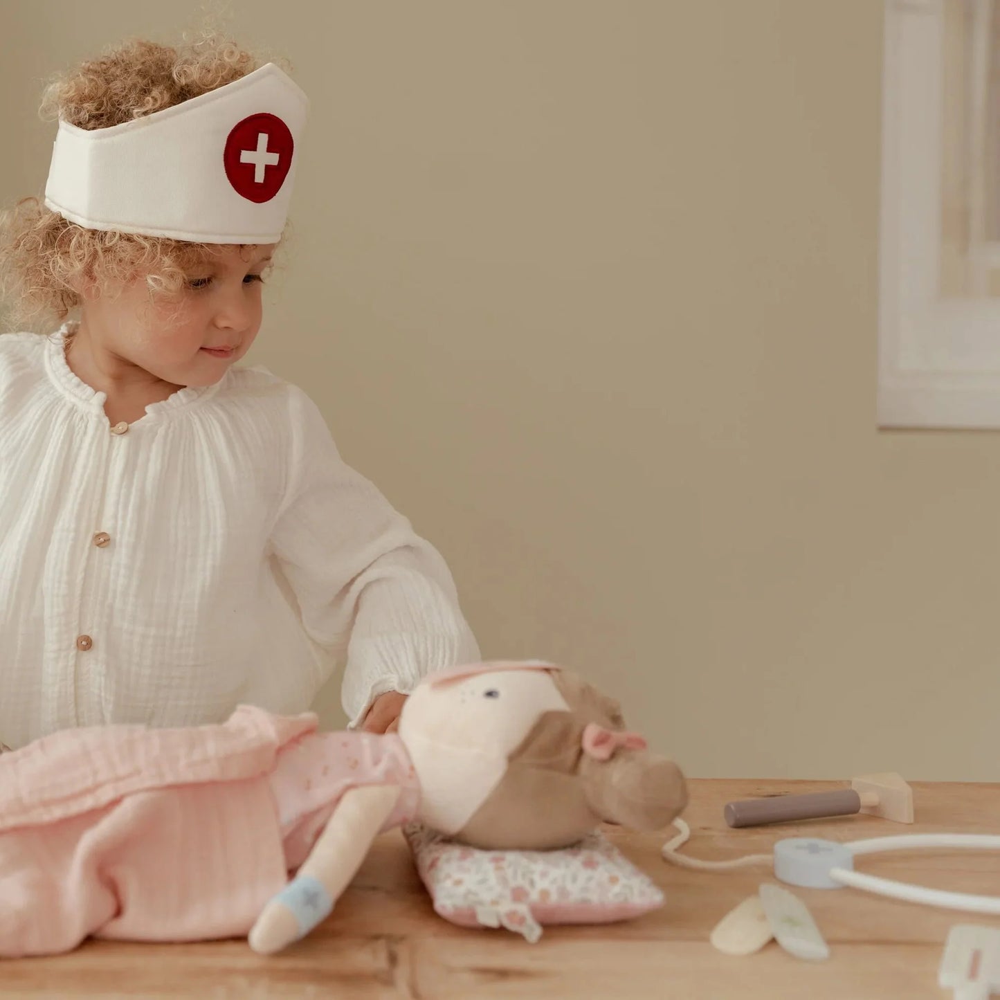 criança a brincar com kit de médico little dutch