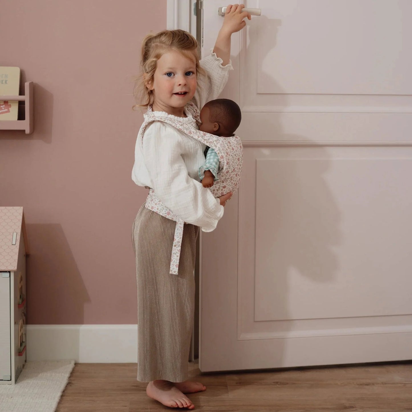 Marsúpio para Bonecas Soft Flowers na menina com boneca