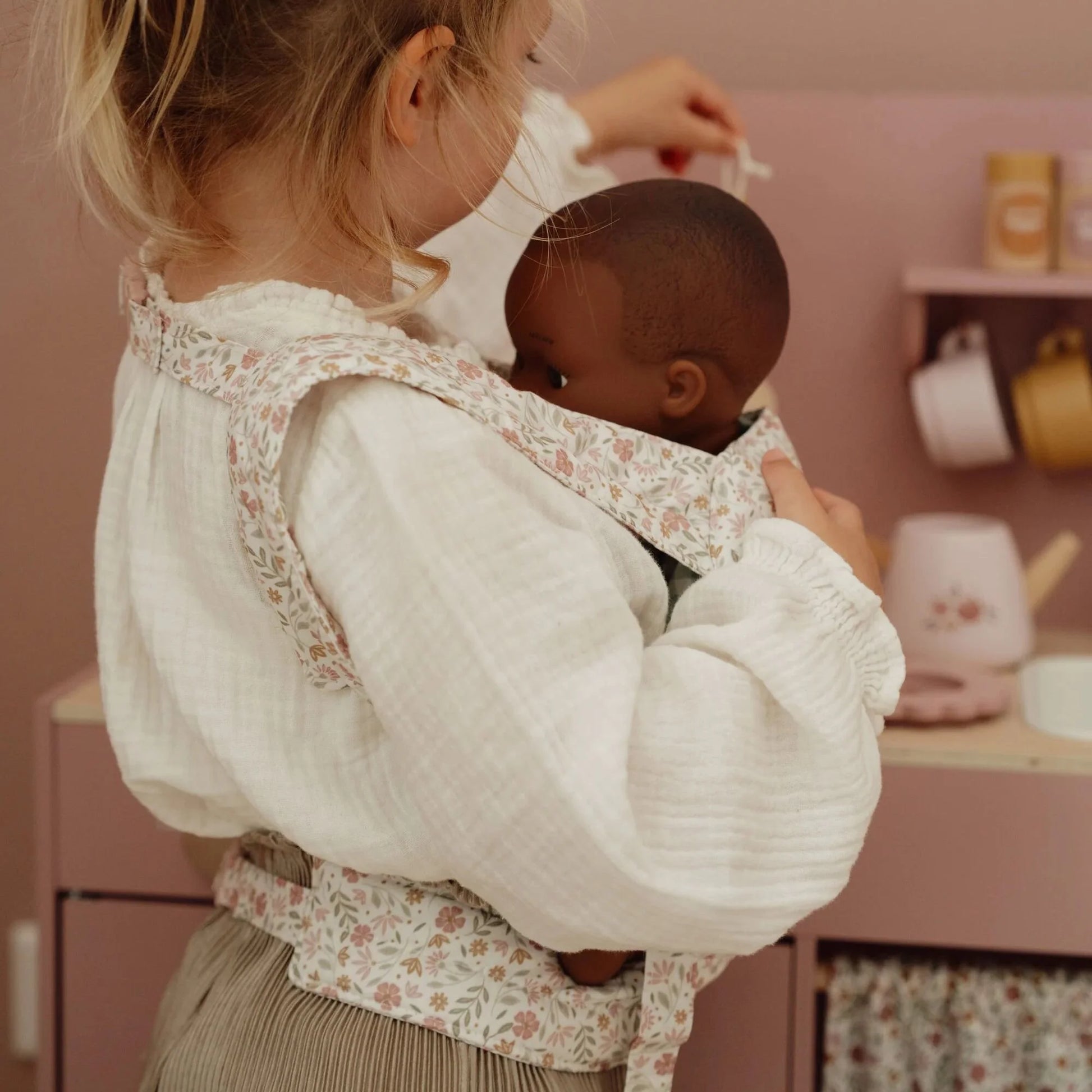 Detalhe de criança com Marsúpio para Bonecas Soft Flowers