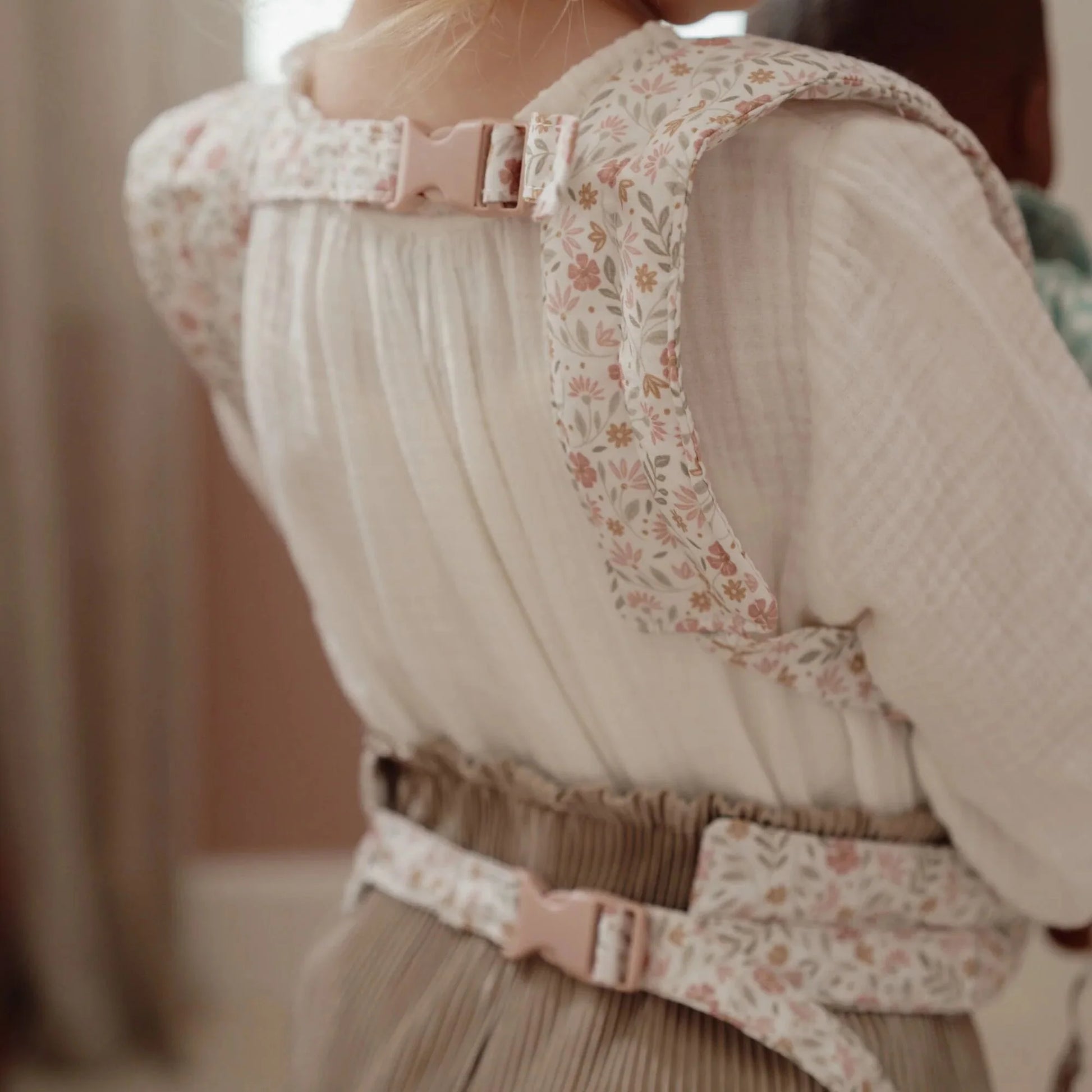 Detalhe da parte de traz e do fecho do Marsúpio para Bonecas Soft Flowers