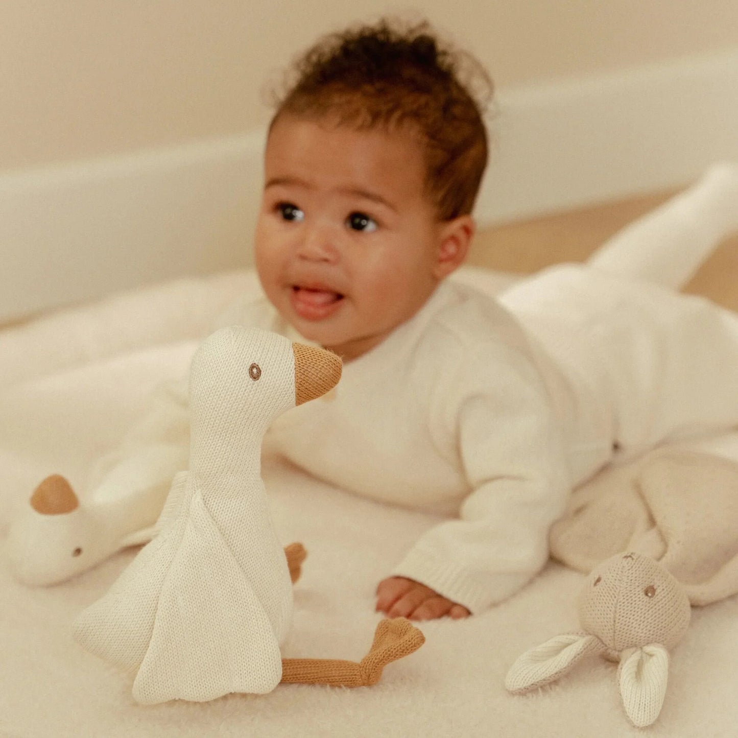 bebé com os 3 acessórios do Conjunto de Nascimento Newborn Naturals Bege