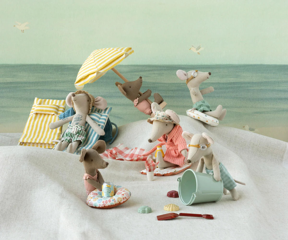 Calções, óculos e toalha em tamanho perfeito