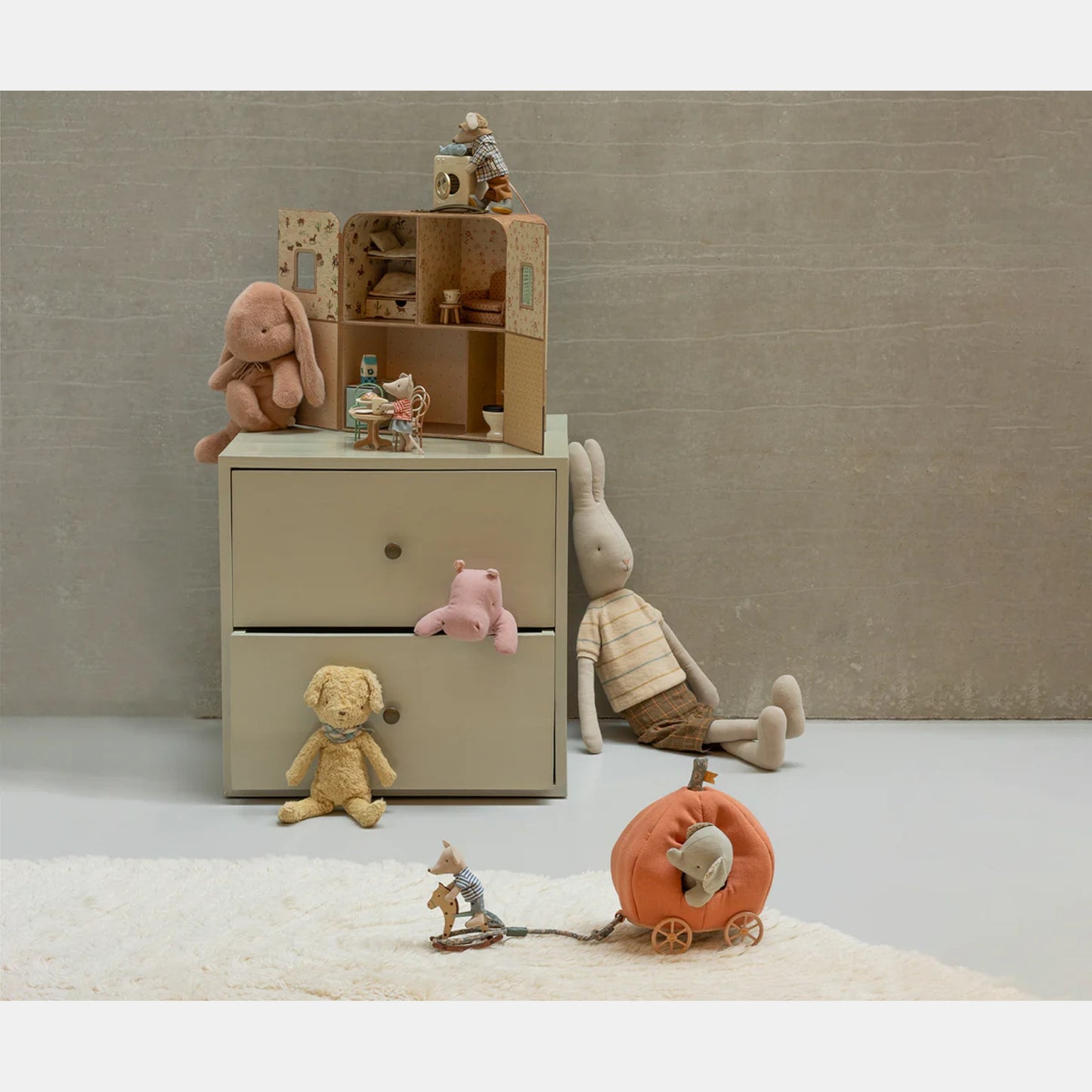 Coelhinho de peluche Maileg rosa vintage médio com outros brinquedos Maileg