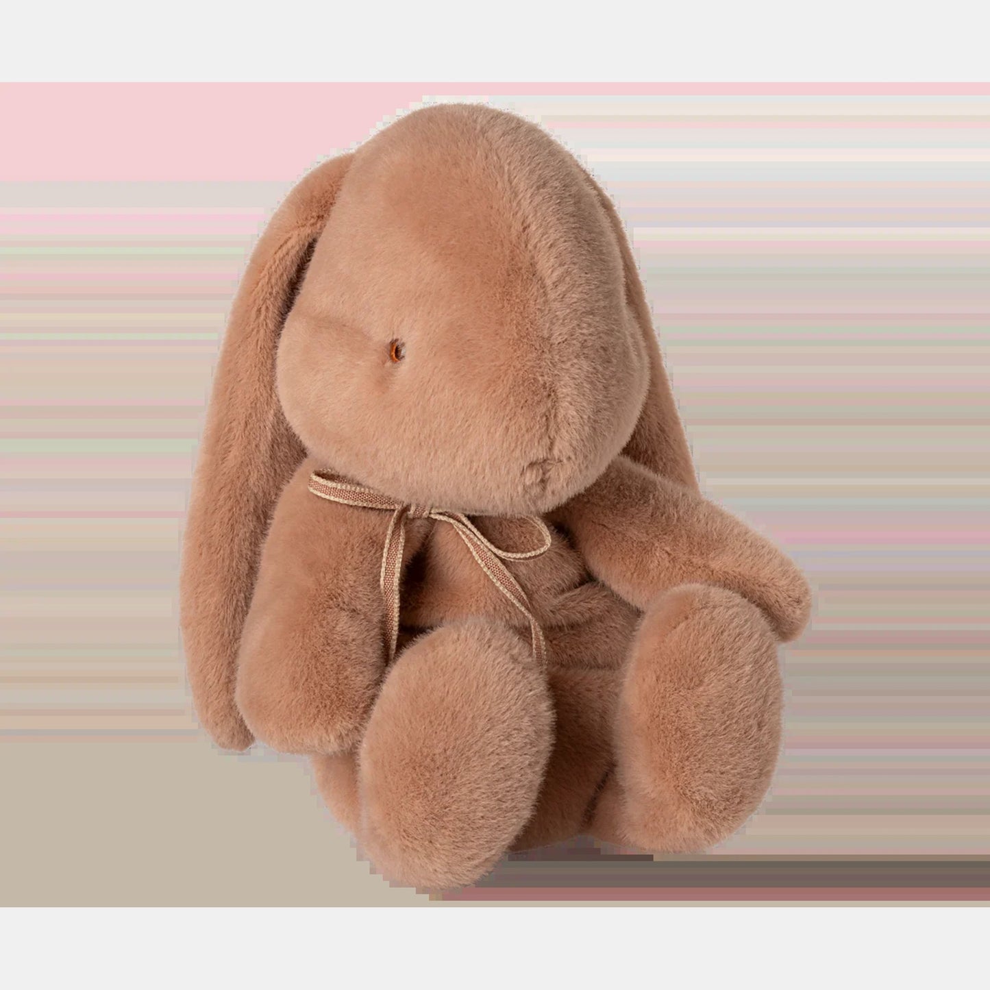 Coelhinho de peluche Maileg médio em rosa vintage, com laço ao pescoço, visto de frente