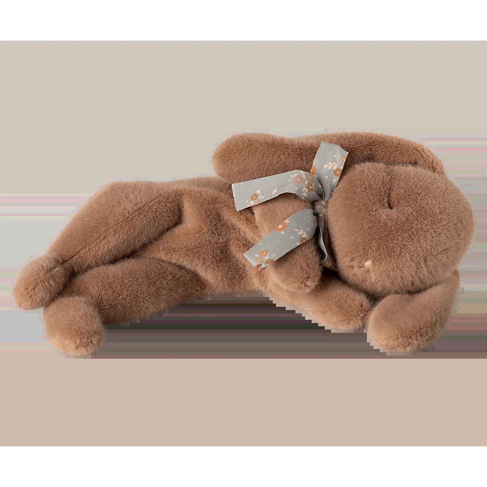 Peluche Coelhinho a dormir Maileg pequeno castanho suave, detalhe da gola de malha com flor de chiffon.