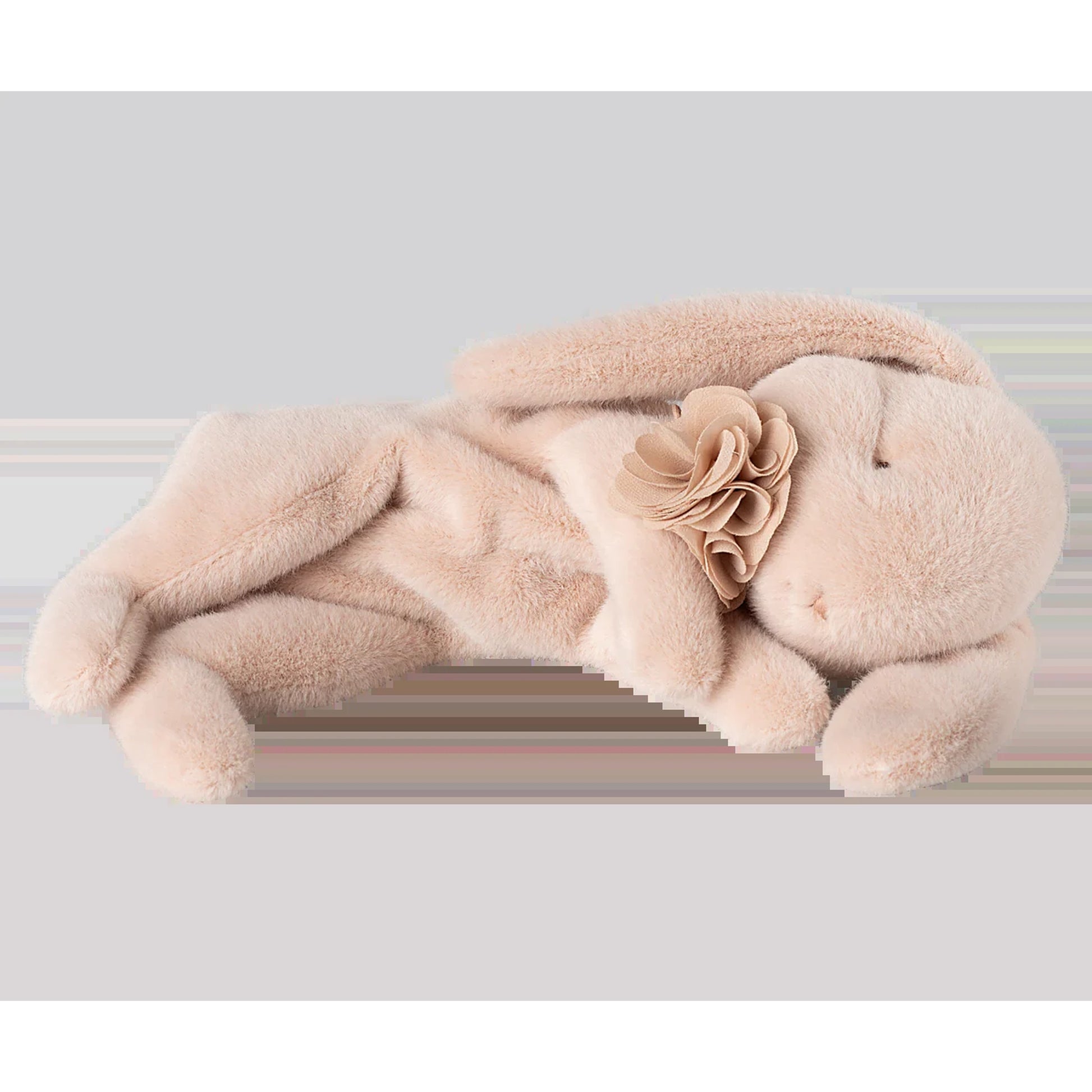Coelhinho a dormir Maileg pequeno em rosa pastel, com gola de malha e flor de chiffon, visto de frente