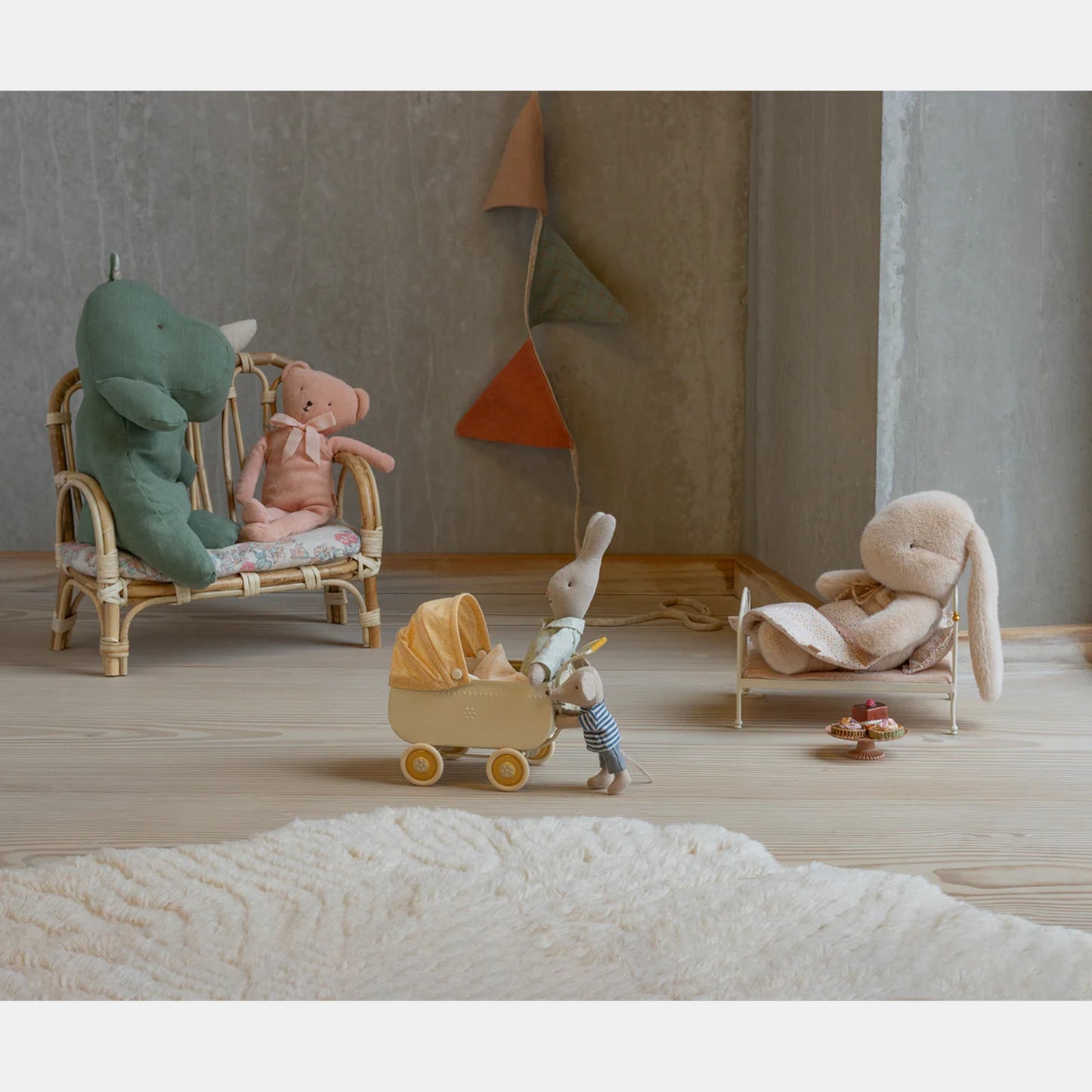 Peluche coelhinho Maileg Latte pequeno, vista de quarto infantil com outros peluches