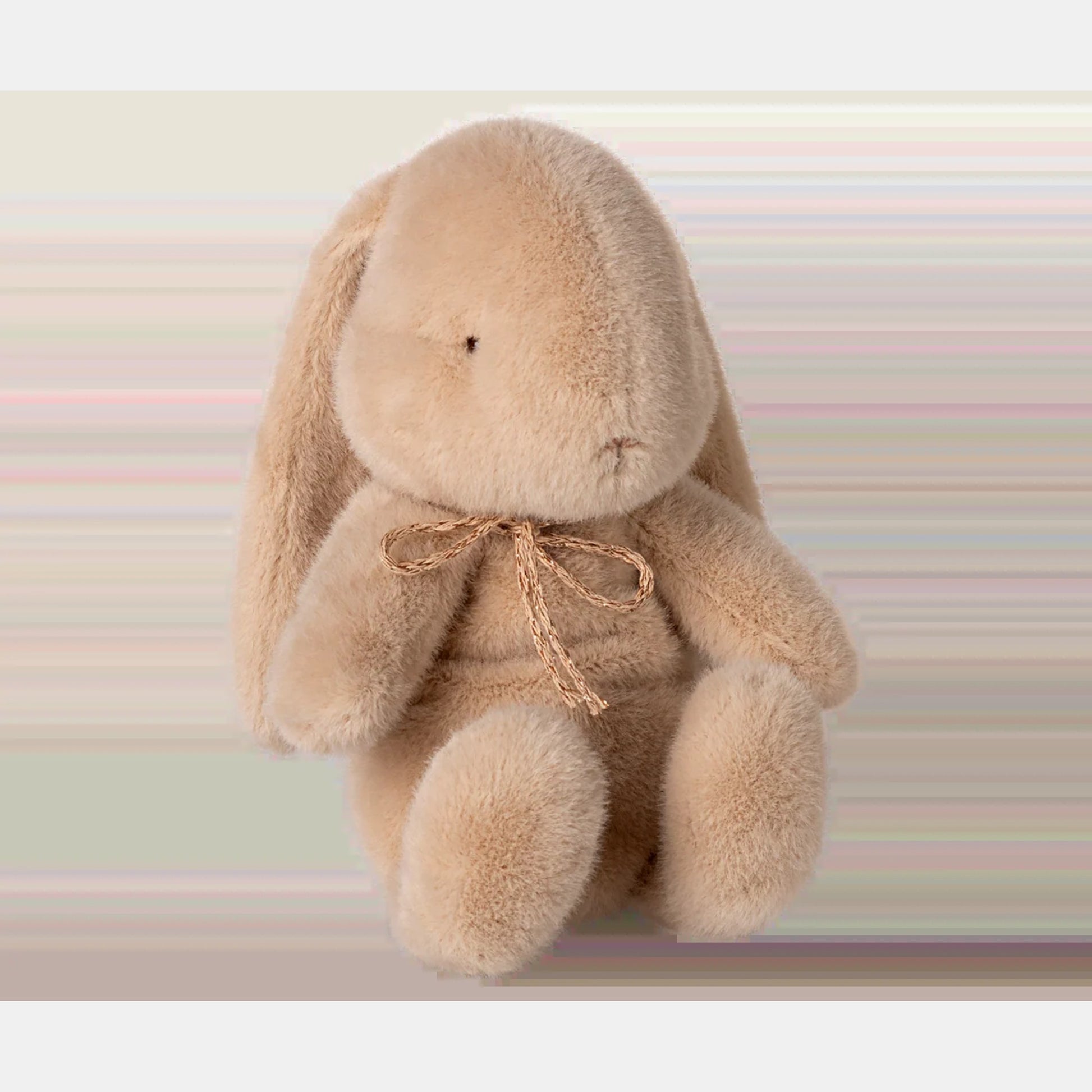 Coelhinho de peluche Maileg pequeno na cor Latte, com laço ao pescoço, visto de frente