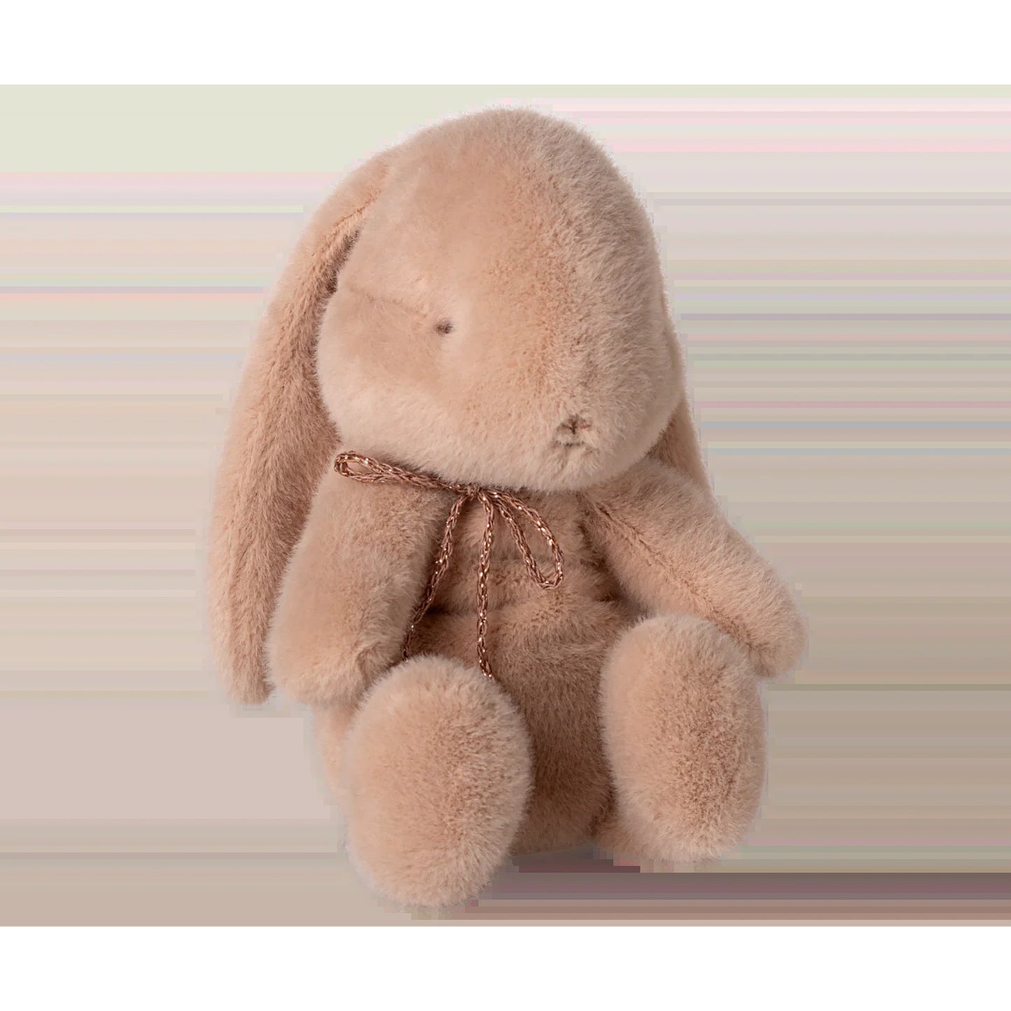 Coelhinho de peluche Maileg pequeno em rosa pastel, com laço ao pescoço, visto de frente