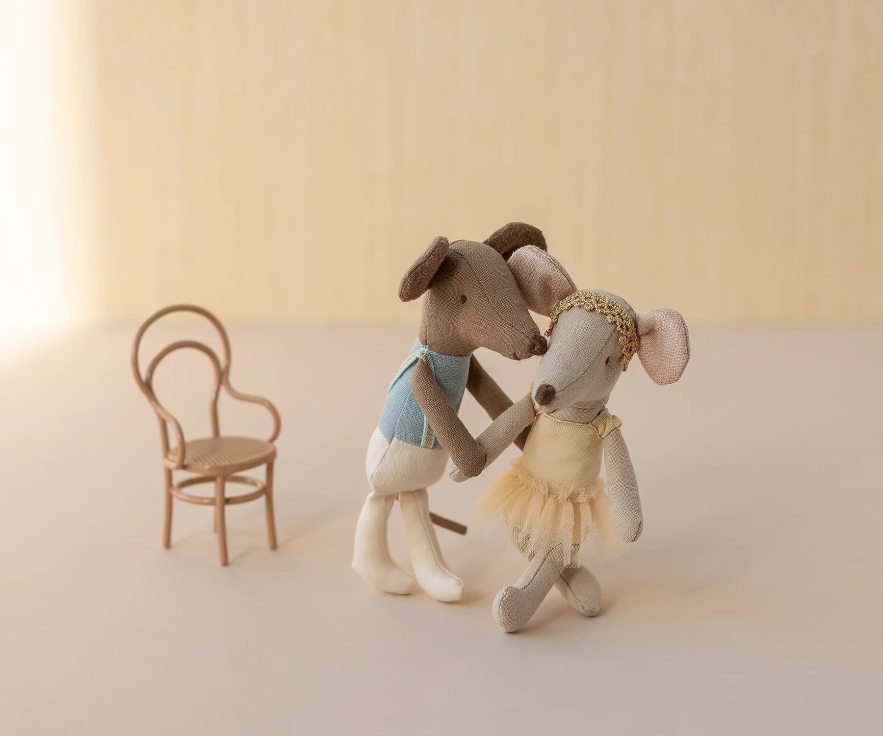 Maileg Ratinho Bailarino (Irmão Mais Velho) com Suporte &amp; Caixa Tubo – 13 cm | 17-5206-00
