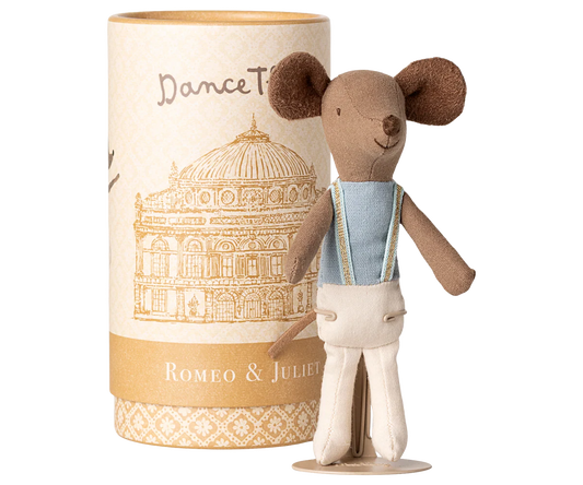 Maileg Ratinho Bailarino (Irmão Mais Velho) com Suporte &amp; Caixa Tubo – 13 cm | 17-5206-00