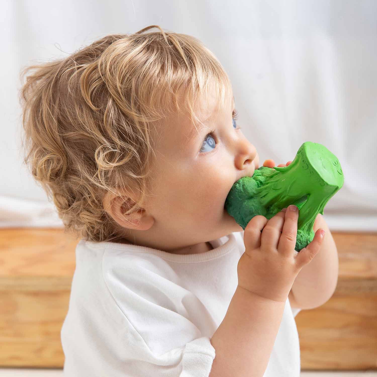 Brucy the Broccoli – Mordedor 100% Borracha Natural (0+) | Brinquedo de Banho Sem Furos