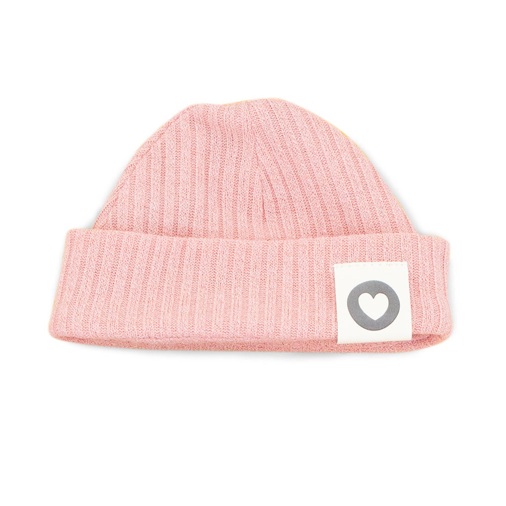 Gorro rosa de malha canelada com etiqueta de coração, do conjunto Outono da Orange Toys | orange-toys-roupa-peluche-lucky-doggy-outono-lollakids