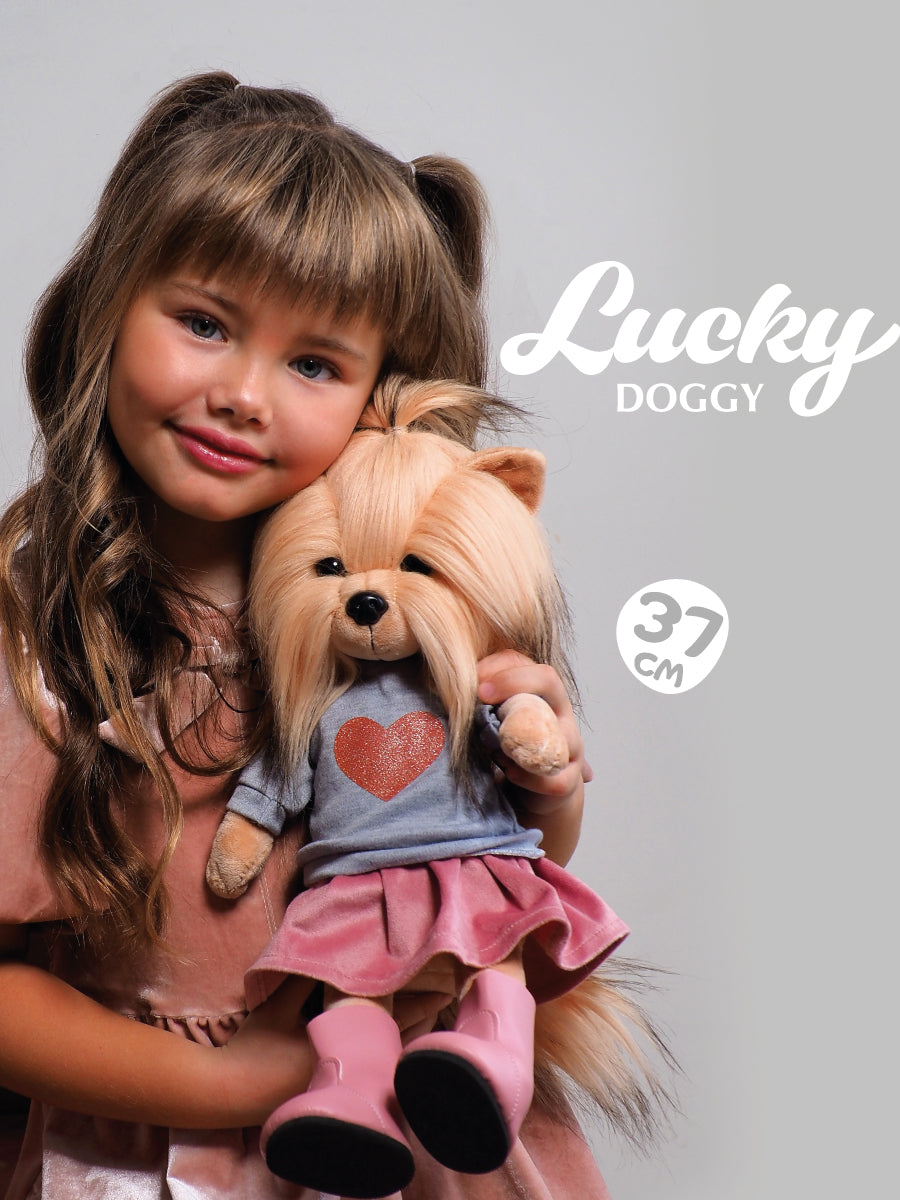 Cadela de peluche Lucky Yoyo em rosa e cinzento, coleção Lucky Doggy da Orange Toys, 38 cm | orange-toys-peluche-lucky-doggy-rosa-cinzento-lollakids