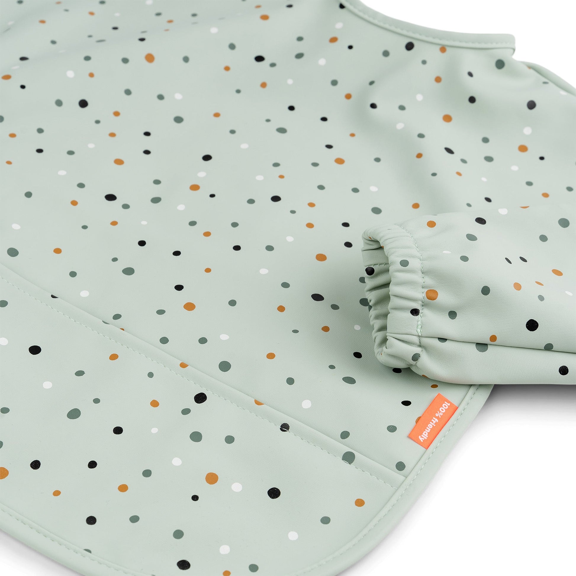 Detalhe do bolso recolhe-migalhas do babete Happy Dots Green Done by Deer | done-by-deer-babete-mangas-happy-dots-bolso-lollakids