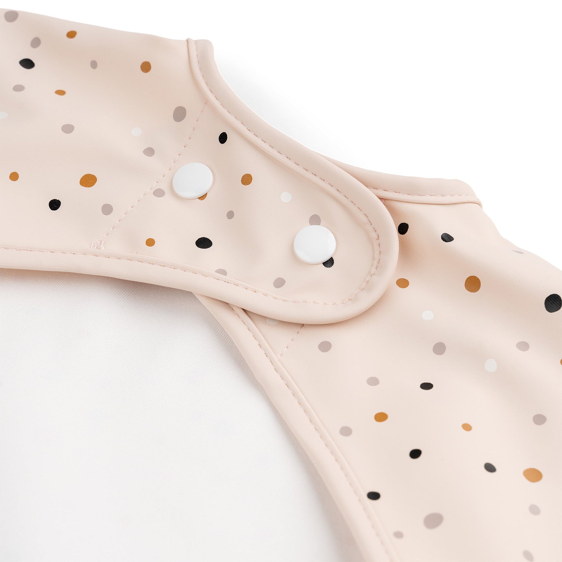 Detalhe do fecho duplo ajustável do babete Happy Dots Powder Done by Deer | done-by-deer-babete-mangas-happy-dots-powder-fecho-lollakids