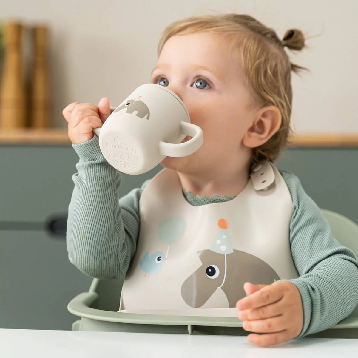 Criança com Babete silicone Done by Deer Celebration Sand com bolso