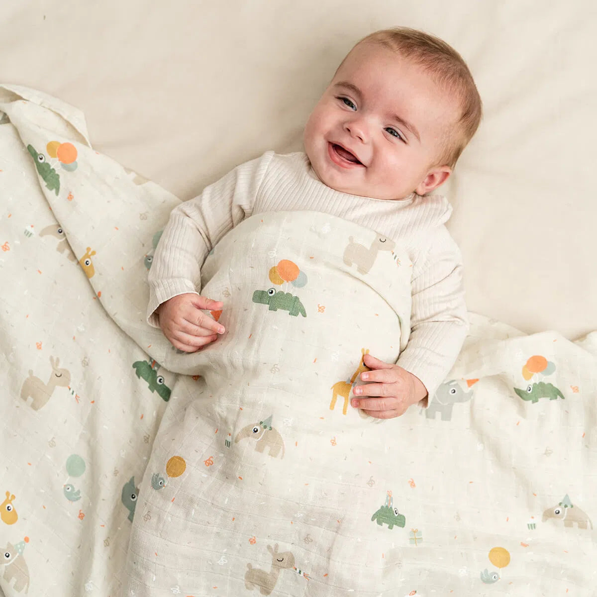 bebé tapado com Swaddle musselina algodão Done by Deer Celebration Sand