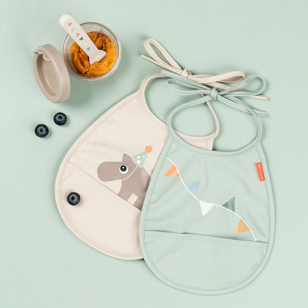 Vista sobre mesa dos Babetes impermeáveis com bolso Done by Deer Celebration 