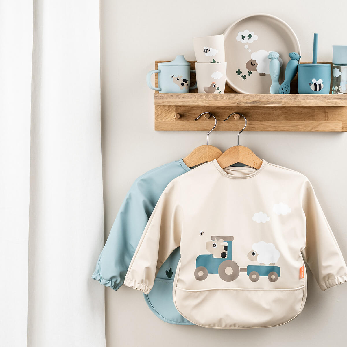 Copo Tiny Farm Blue Done by Deer visto de todos os ângulos | done-by-deer-copo-tiny-farm-detalhe-lollakids