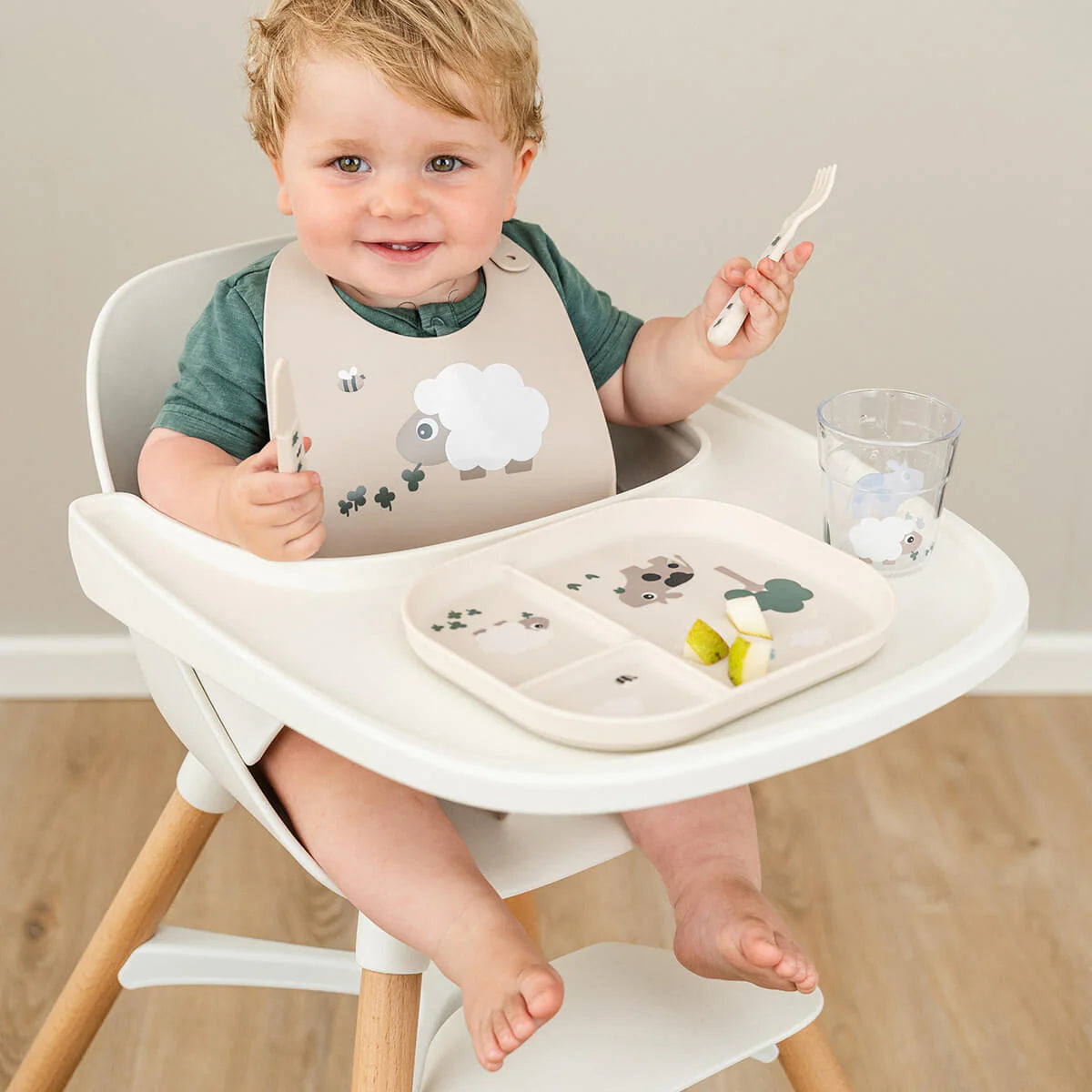 criança com o Prato compartimentado antiderrapante Done by Deer Farm Sand