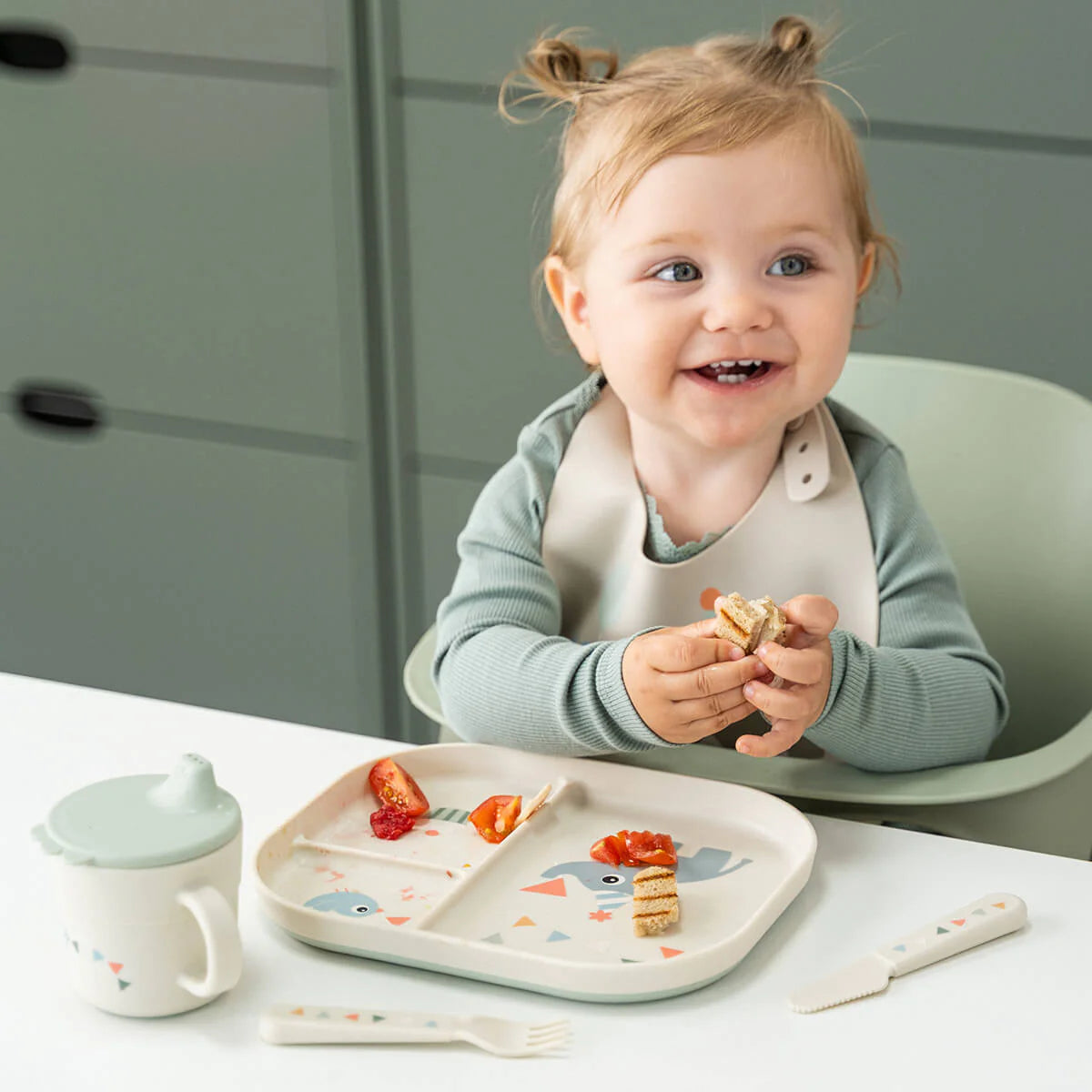 criança a comer no Prato compartimentado antiderrapante Done by Deer Celebration Sand