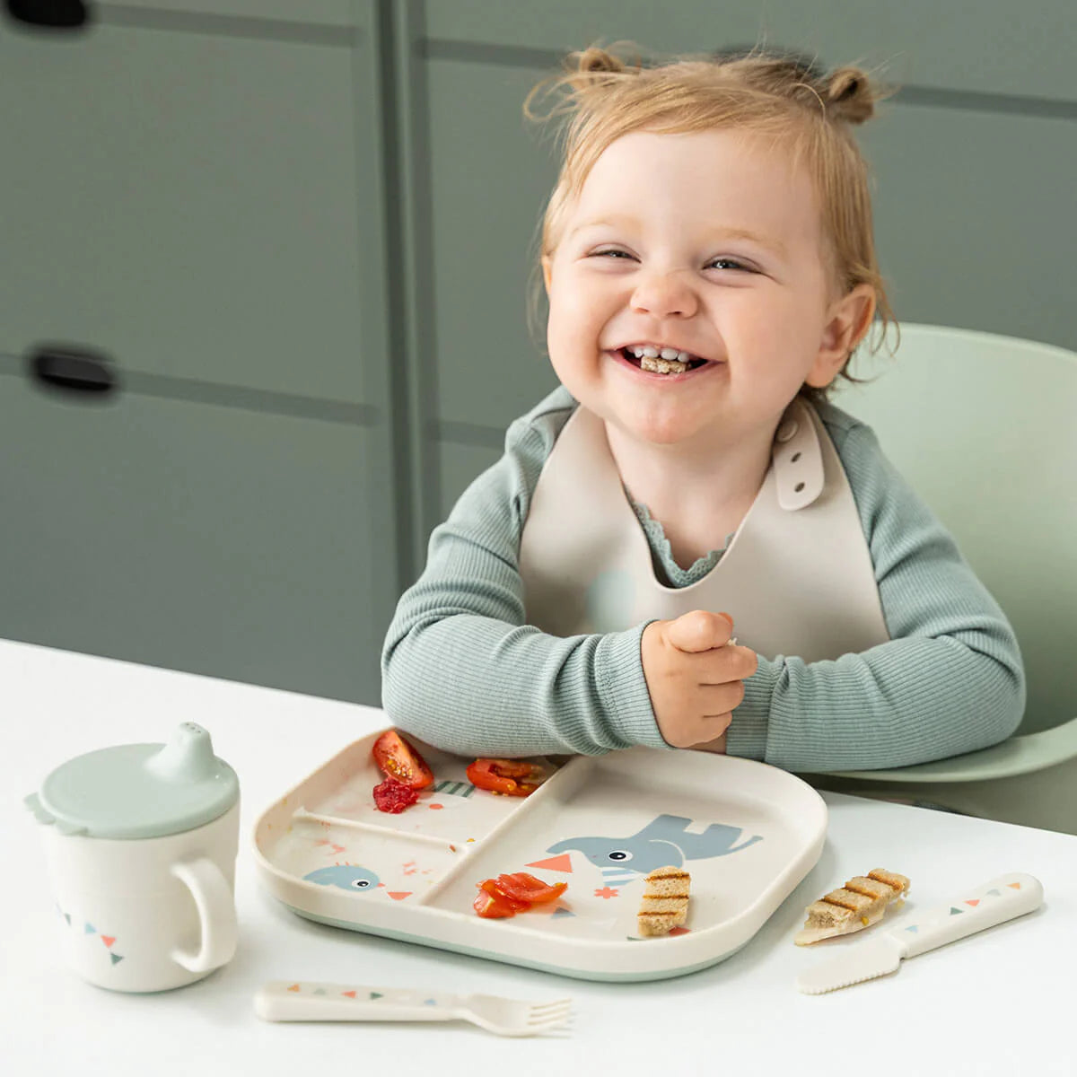 criança à mesa com Prato compartimentado antiderrapante Done by Deer Celebration Sand