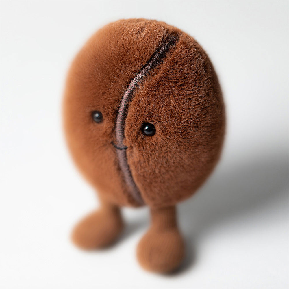 Peluche Grão de Café Amuseables da Jellycat, vista lateral | jellycat-peluche-grao-de-cafe-lollakids
