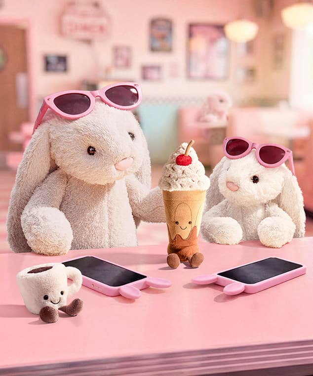 2 coelhos jellycat a tomar um batido na Lolla Kids