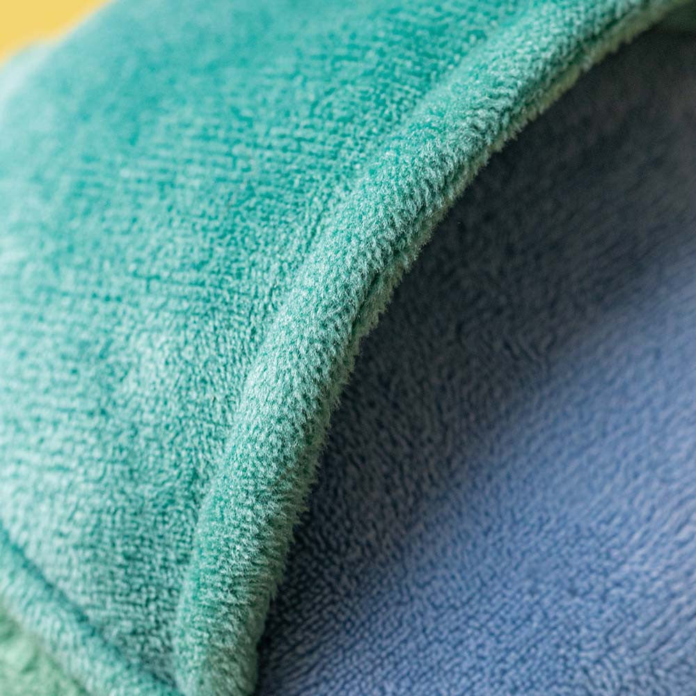 Detalhe do Watering Can Jellycat sentado com acabamento têxtil