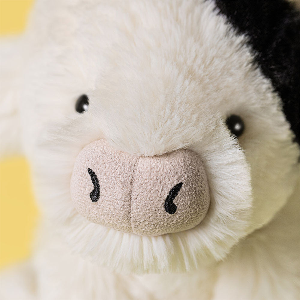 Detalhe da Smudge Cow Jellycat com expressão serena