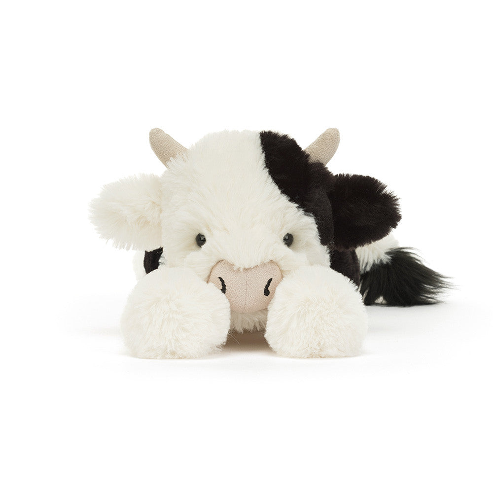 Vista frontal do Peluche Jellycat Smudge Cow deitado com pelo macio