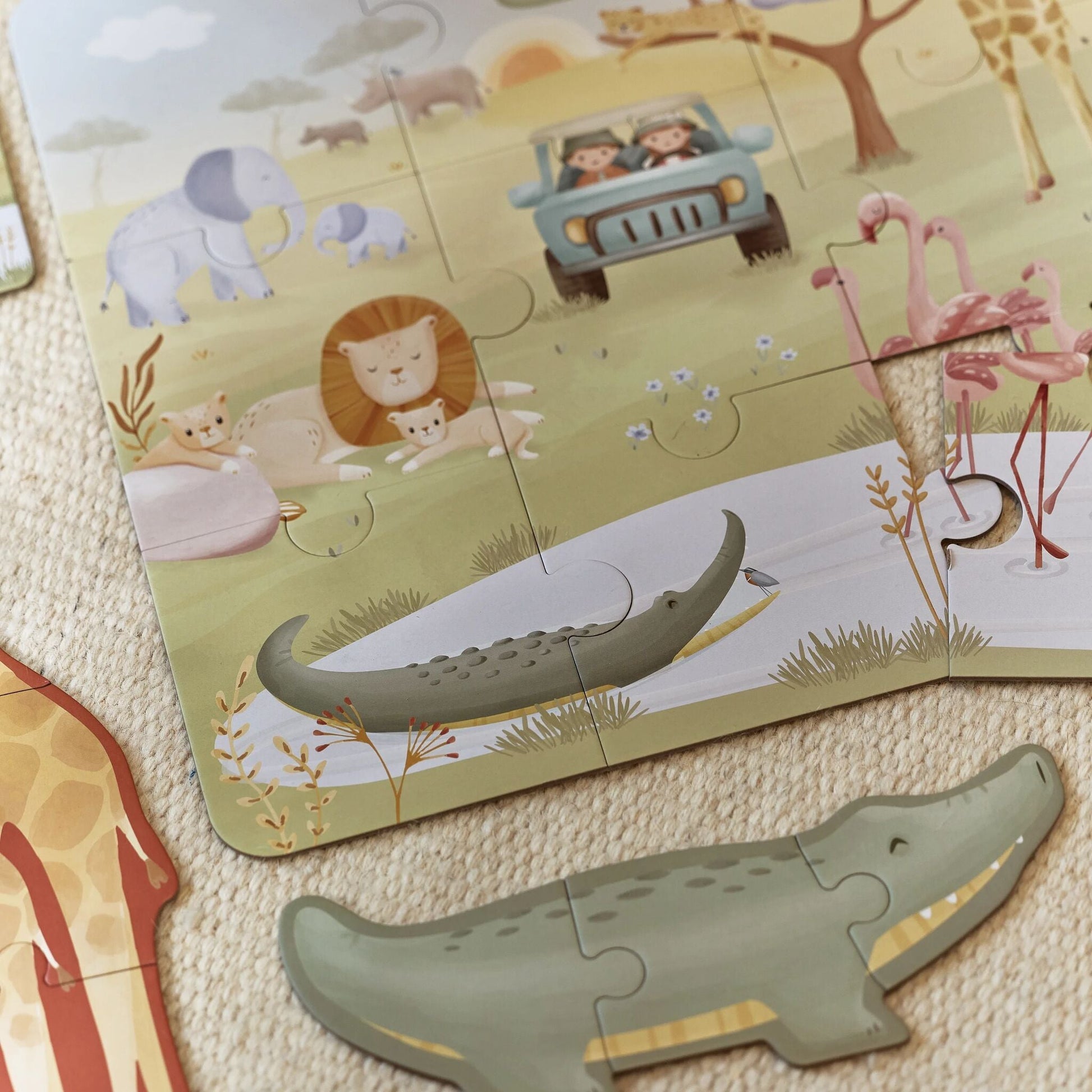 Criança a montar os puzzles Safari Friends | little-dutch-6-puzzles-safari-friends-lollakids