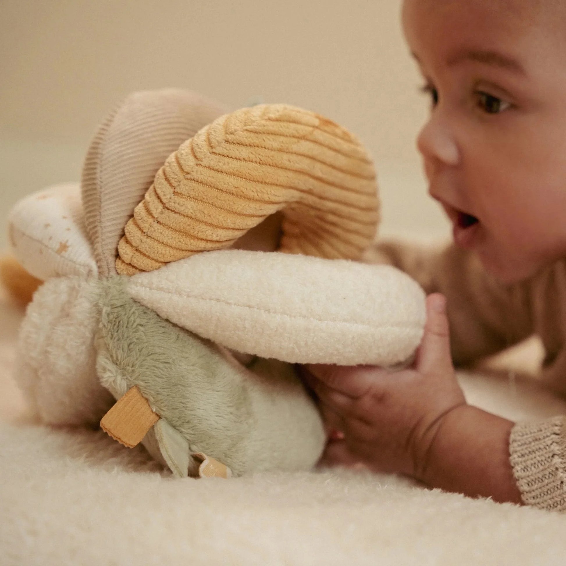 Bebé a segurar e explorar a Bola de Pegar Newborn Naturals