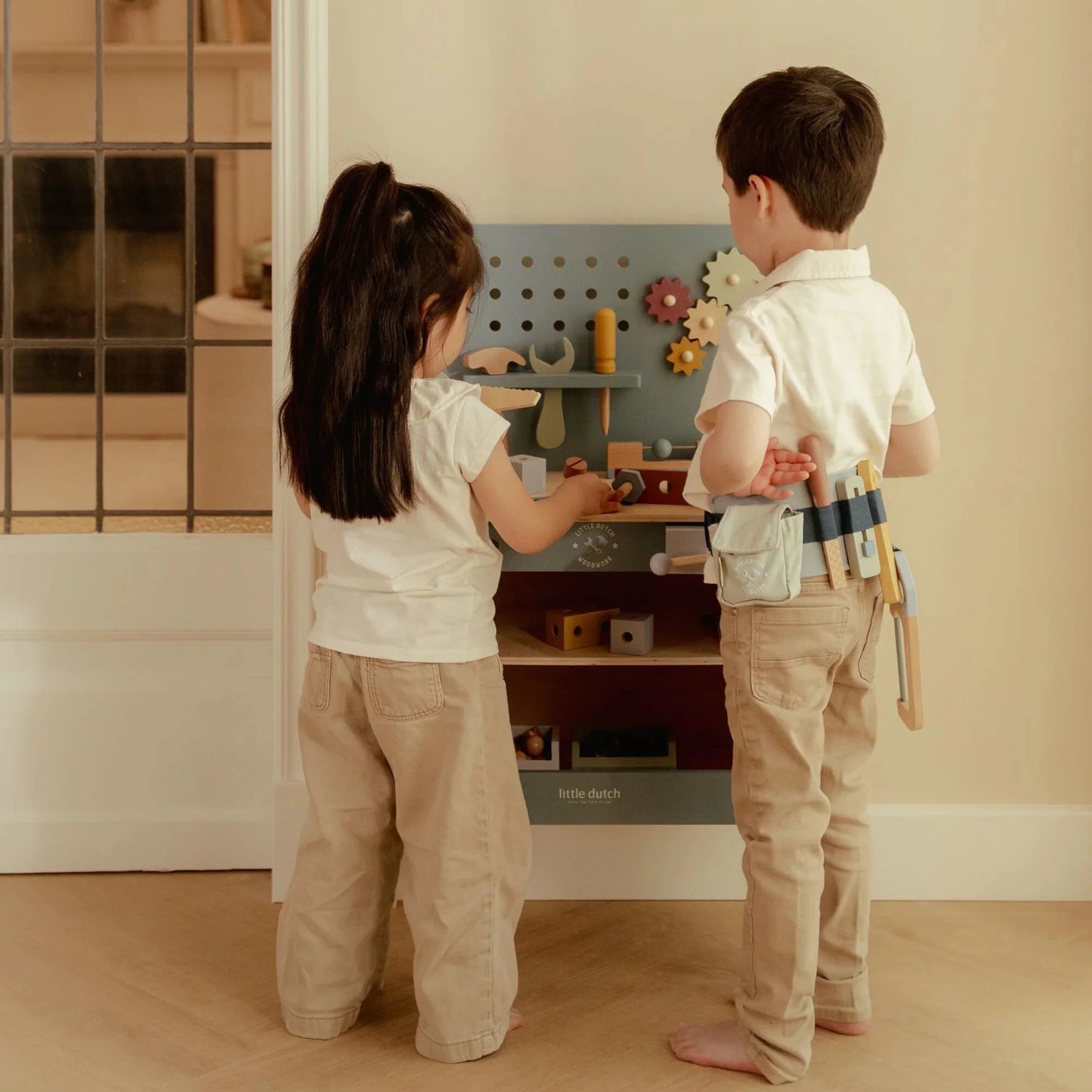 crianças a brincar com a bancada de ferramentas little dutch