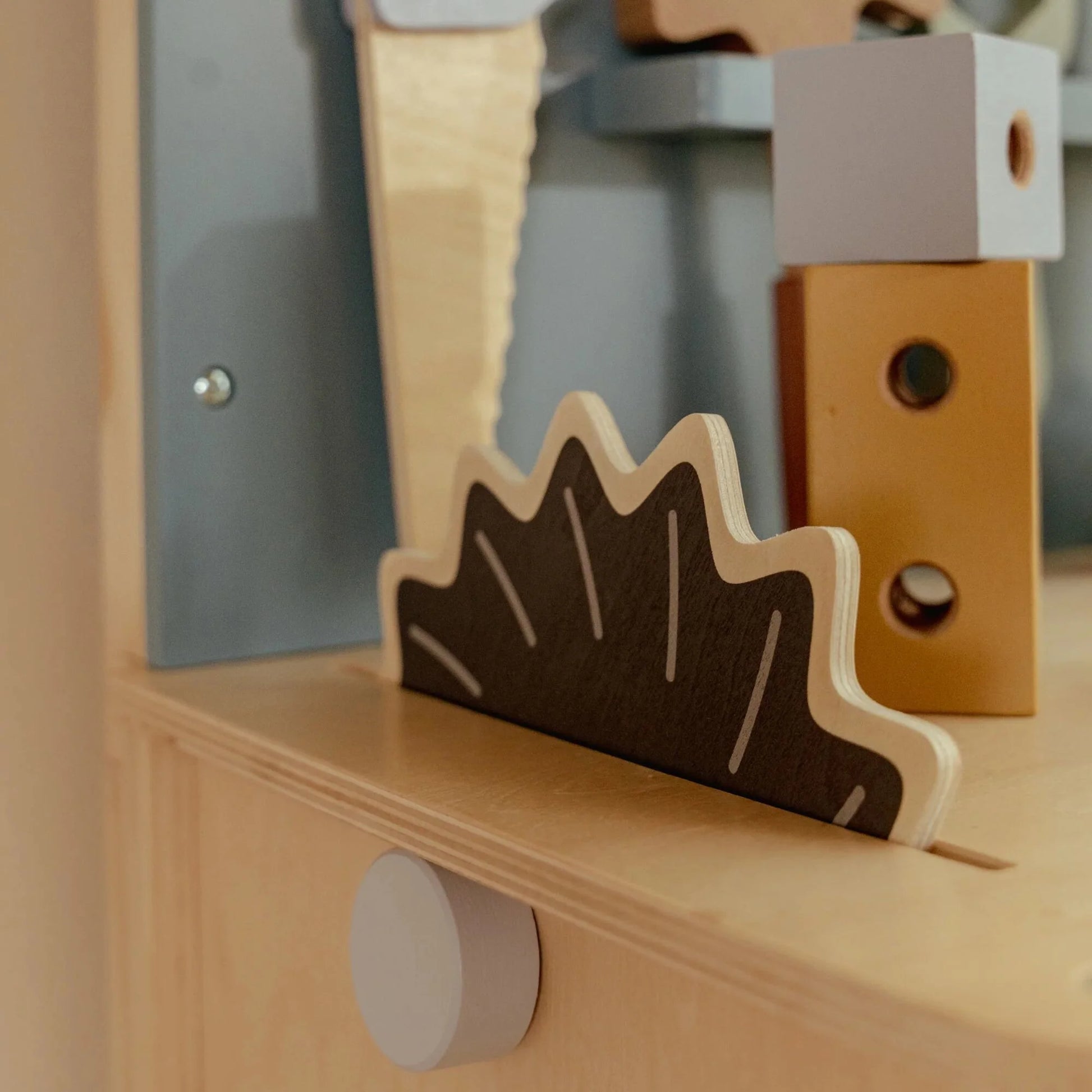 detalhe da serra circular de brincar little dutch
