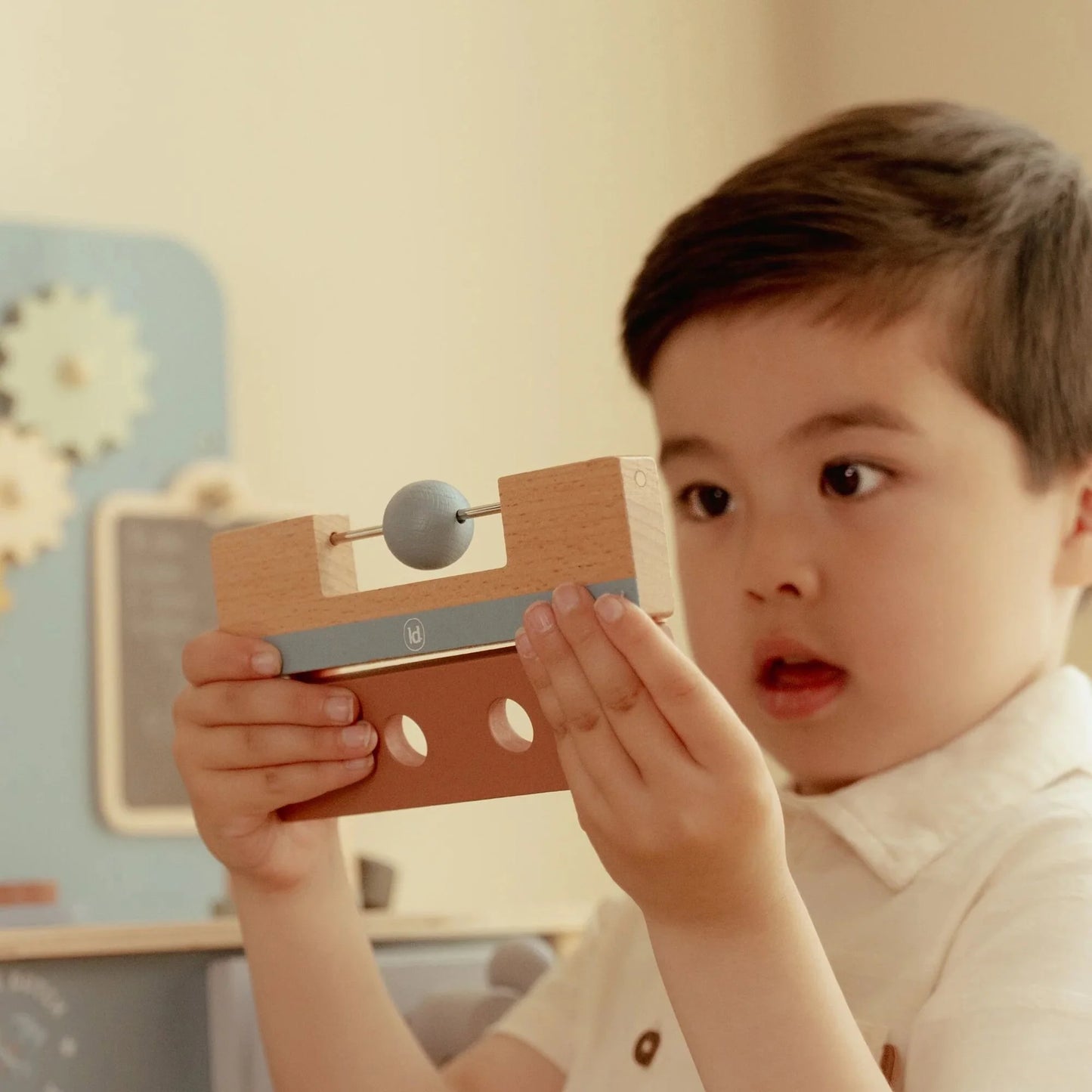 criança a brincar com a bancada de ferramentas little dutch