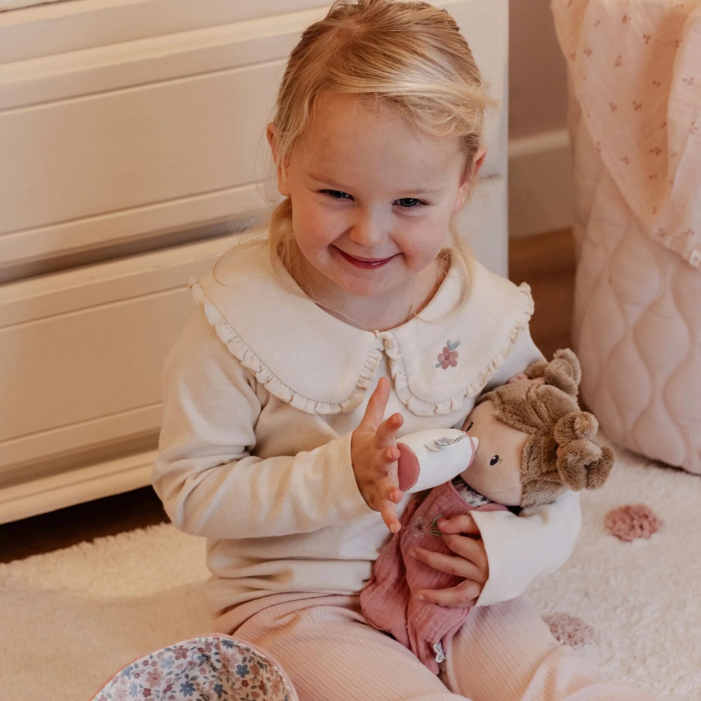 Boneca bebé Rosa Little Dutch na alcofa
